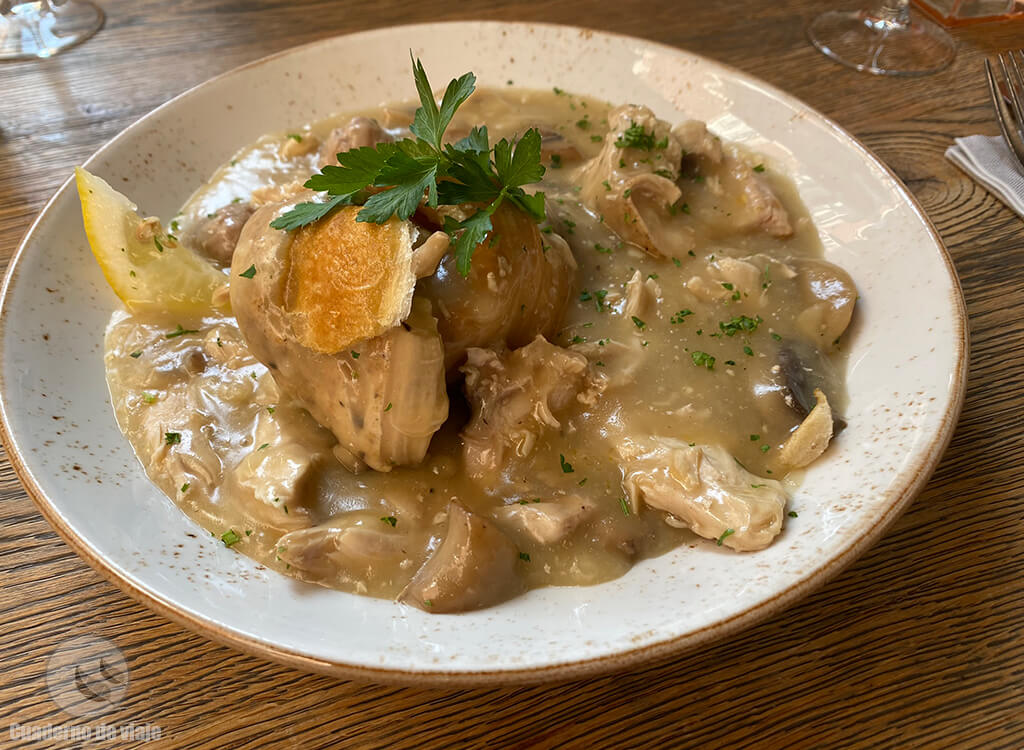 Vol au vent au poulet en un restaurante de Lovaina Vol au vent au poulet en un restaurante de Lovaina