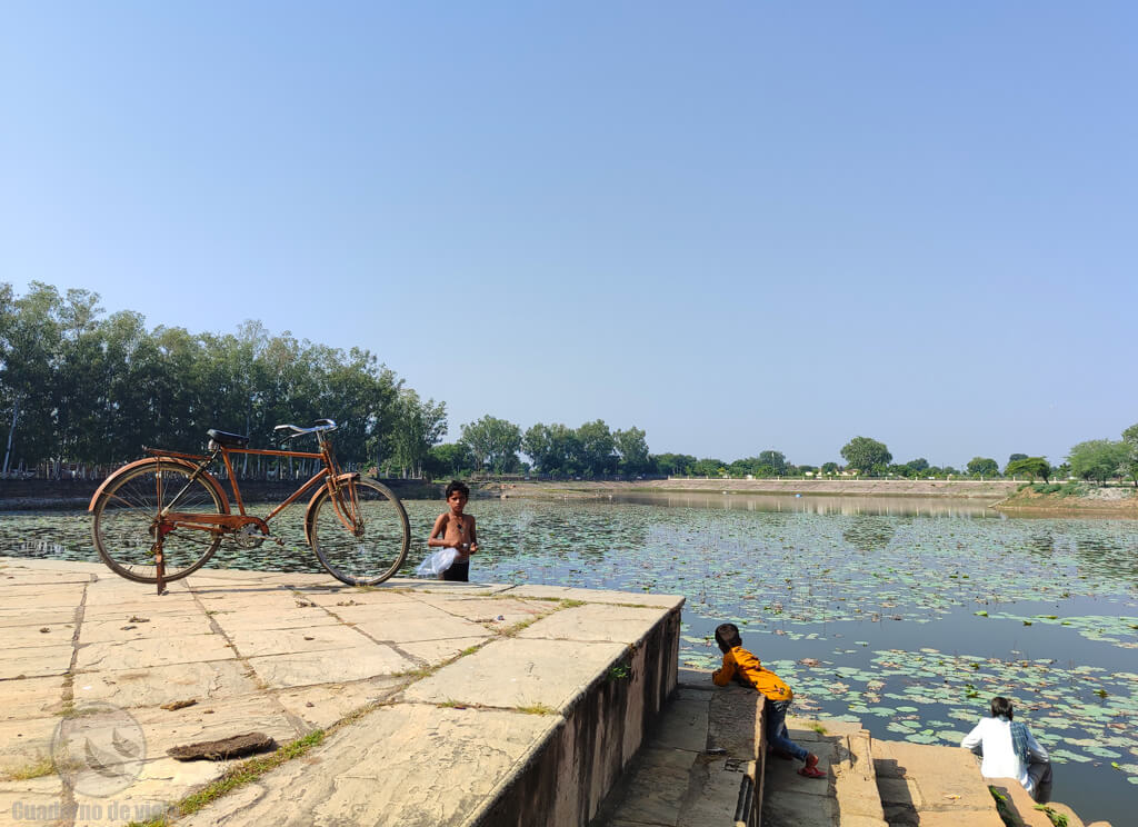 Lago Shivsagar, junto a los templos y la ciudad de Khajuraho Lago Shivsagar, junto a los templos y la ciudad de Khajuraho