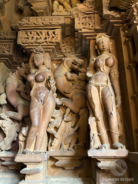 Figuras sensuales femeninas en el interior del templo Lakshmana Figuras sensuales femeninas en el interior del templo Lakshmana