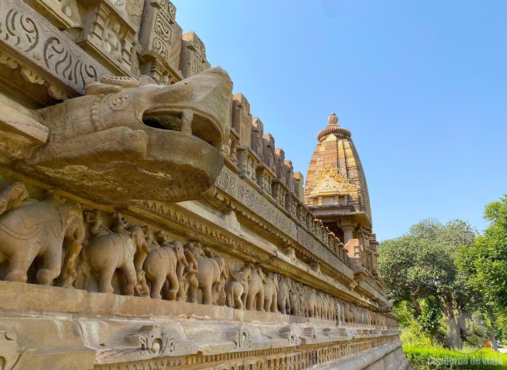 El impresionante templo de Lakshmana y su friso de elefantes El impresionante templo de Lakshmana y su friso de elefantes