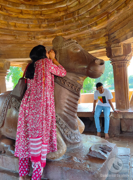 Mujer susurrando un deseo a Nandi, el toro de Shiva Mujer susurrando un deseo a Nandi, el toro de Shiva