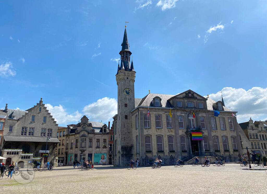 Ayuntamiento y torre gótica en la Grote Markt o Plaza del Mercado de Lier Ayuntamiento y torre gótica en la Grote Markt o Plaza del Mercado de Lier
