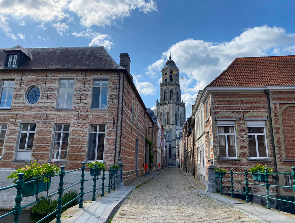 Colegiata de San Gumaro desde Kerkstraat Colegiata de San Gumaro desde Kerkstraat
