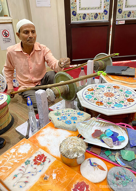 Joyero trabajando las gemas a la vieja usanza en Agra Joyero trabajando las gemas a la vieja usanza en Agra