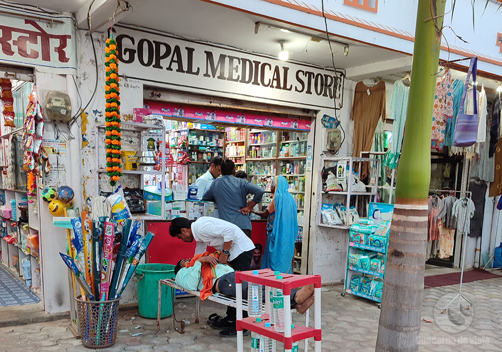 Paciente siendo atendido en la calle frente a la farmacia Paciente siendo atendido en la calle frente a la farmacia