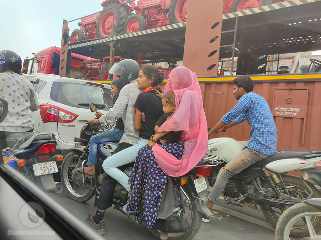Familia entera en motocicleta (Jaipur) Familia entera en motocicleta (Jaipur)