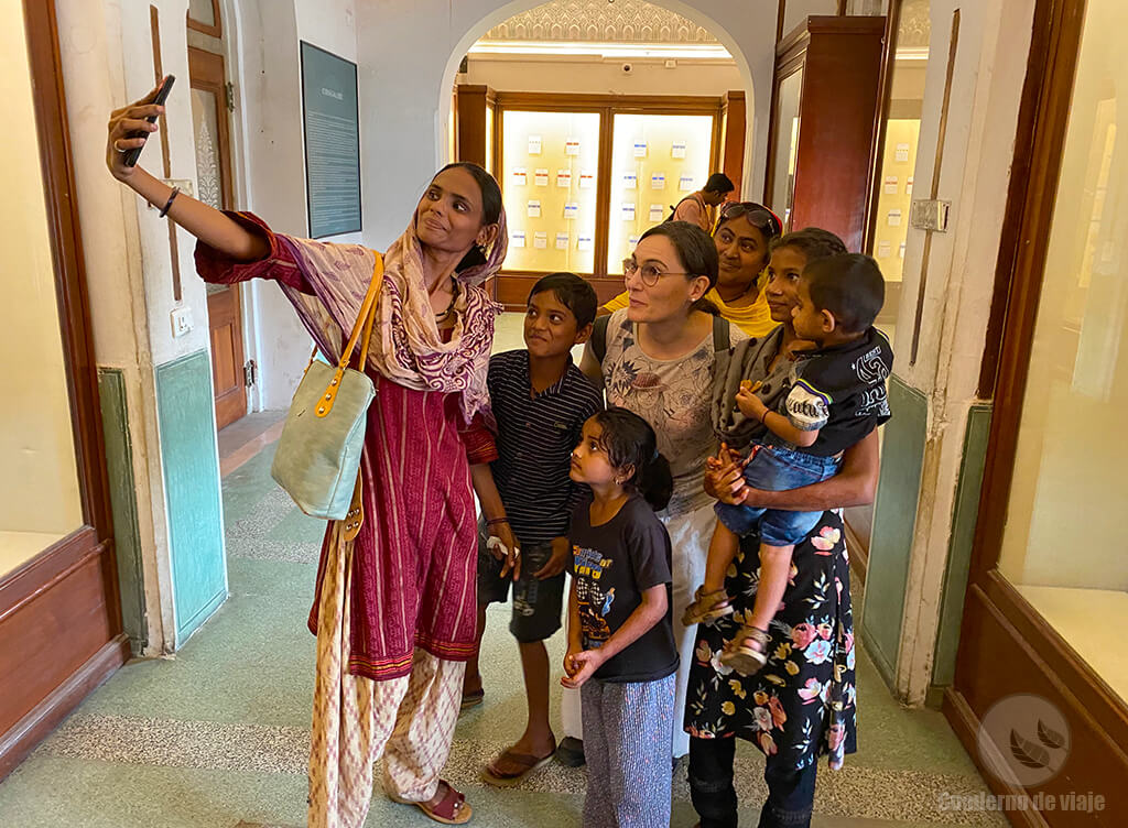 Una familia haciendose un selfie con Raquel en un museo de Jaipur Una familia haciendose un selfie con Raquel en un museo de Jaipur