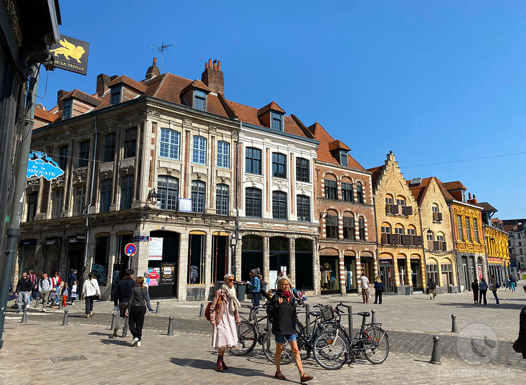 Place Louise de Bettignies, en el corazón del casco viejo de Lille Place Louise de Bettignies, en el corazón del casco viejo de Lille