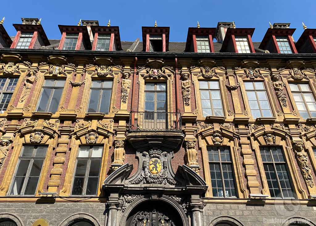 Detalle de la Antigua Bolsa (Vieille Bourse) todavía con el escudo de Flandes Detalle de la Antigua Bolsa (Vieille Bourse) todavía con el escudo de Flandes