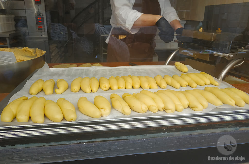 Elaboración de los gofres rellenos en la pastelería Aux Merveilleux de Fred Elaboración de los gofres rellenos en la pastelería Aux Merveilleux de Fred