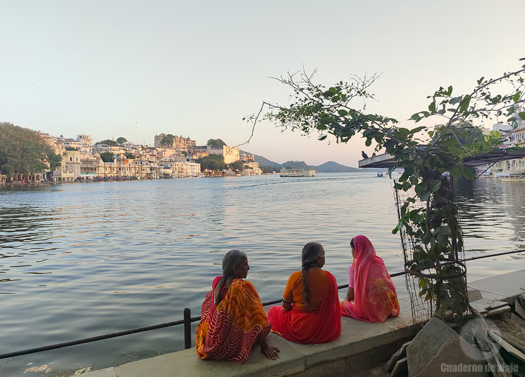 Mujeres charlando a orillas del lago Pichola (Udaipur) Mujeres charlando a orillas del lago Pichola (Udaipur)