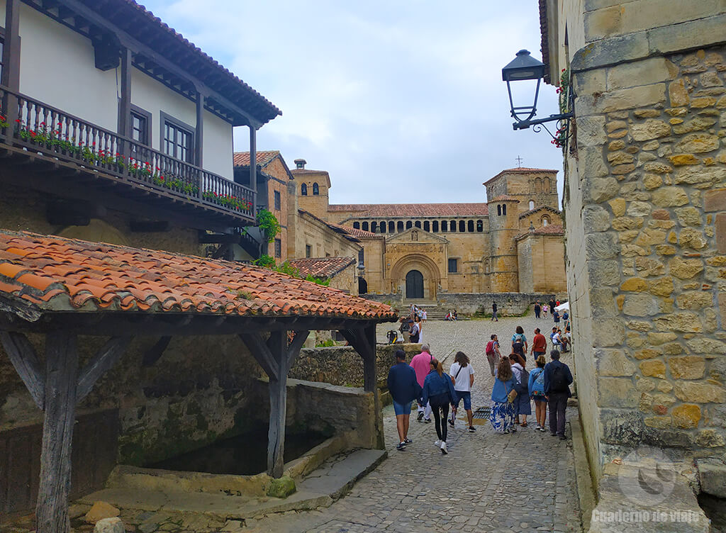 Antiguo lavadero-abrevadero con la colegiata al fondo Antiguo lavadero-abrevadero con la colegiata al fondo