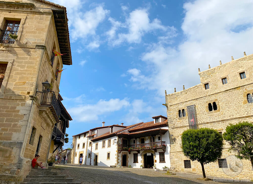 Plaza de las Arenas, con el Palacio de Velarde a la derecha Plaza de las Arenas, con el Palacio de Velarde a la derecha
