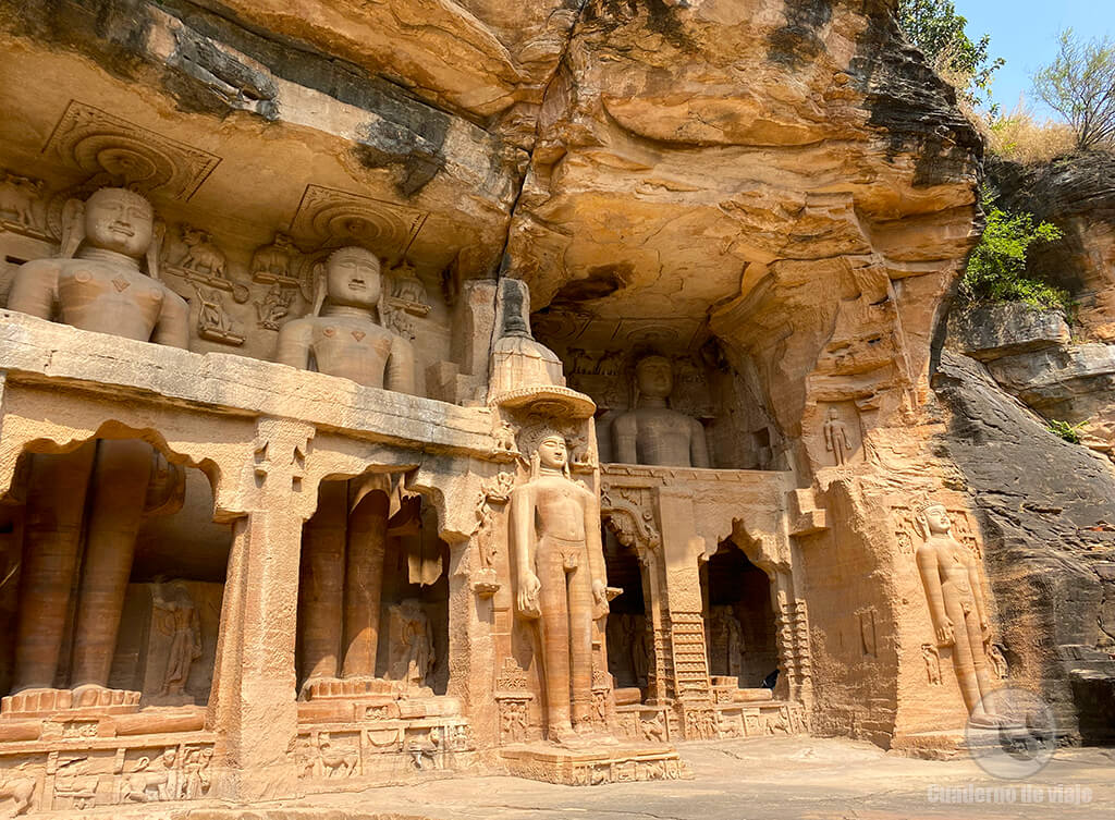 Estatuas jainistas de las Cuevas de Siddhachal Estatuas jainistas de las Cuevas de Siddhachal