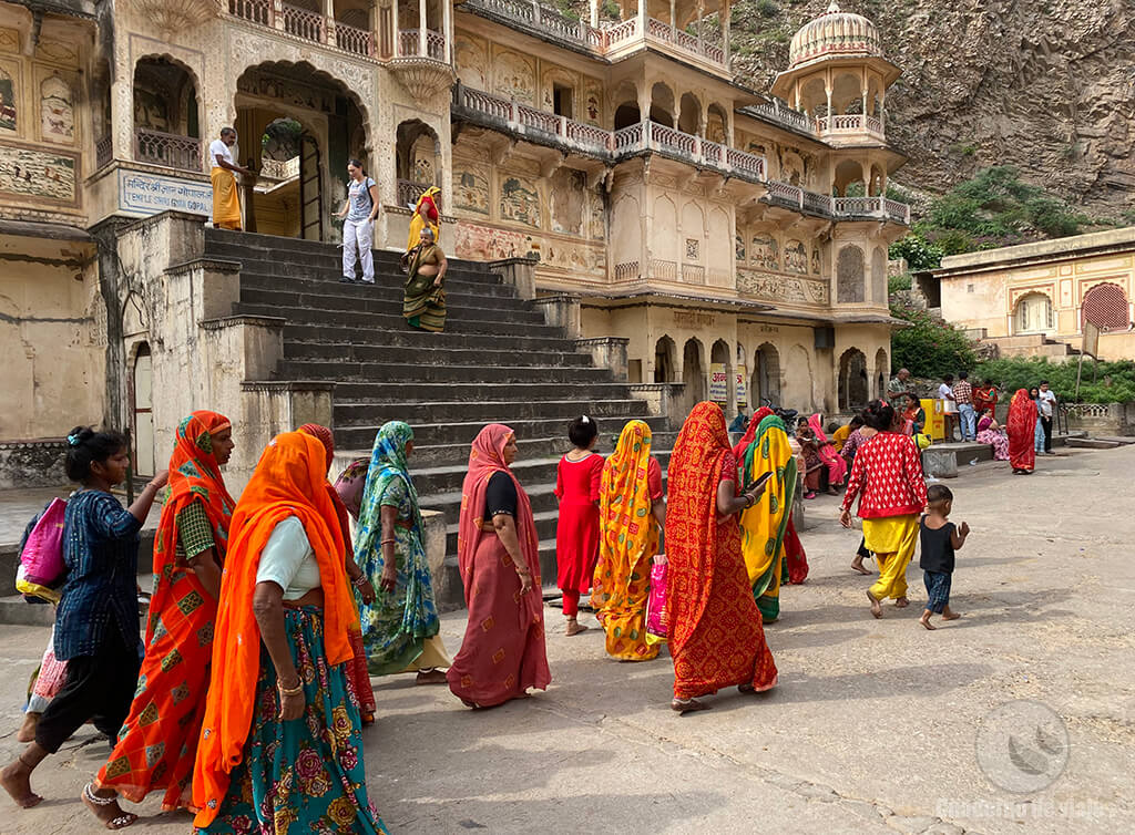 Mujeres pasando por delante del templo Shri Gyan Gopalji (Templo de los Monos) Mujeres pasando por delante del templo Shri Gyan Gopalji (Templo de los Monos)