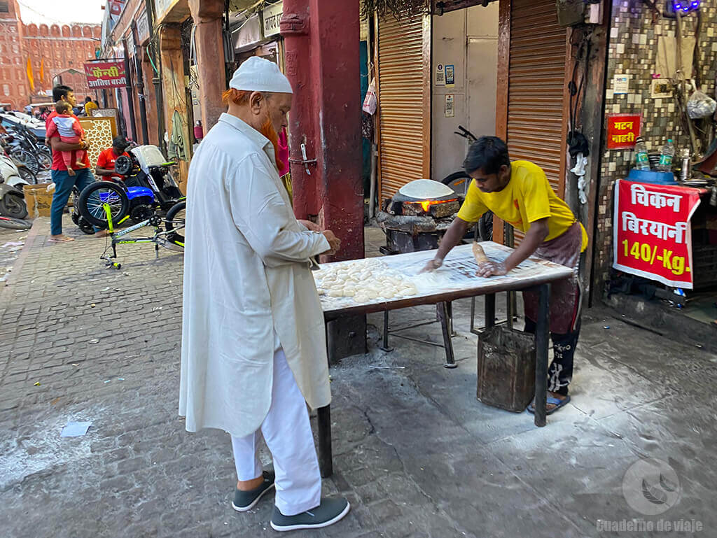 Panadero haciendo pan en Kishanpole Bazaar Panadero haciendo pan en Kishanpole Bazaar