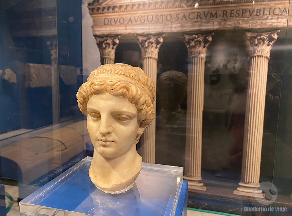 Escultura romana conocida como Dama de Calahorra (Museo de la Romanización) Escultura romana conocida como Dama de Calahorra (Museo de la Romanización)