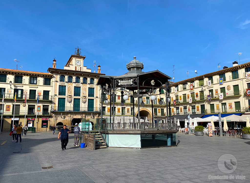Plaza de los Fueros con la Casa del Reloj al fondo Plaza de los Fueros con la Casa del Reloj al fondo