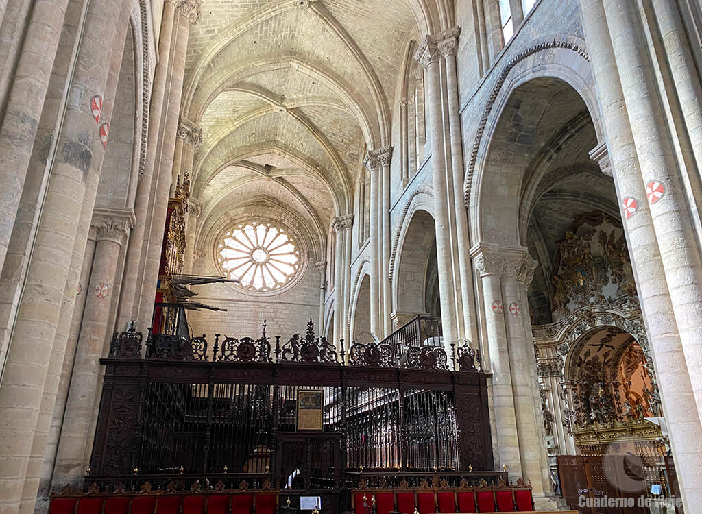 Interior de la catedral catedral en la que se puede ver la mezcla de estilos Interior de la catedral catedral en la que se puede ver la mezcla de estilos