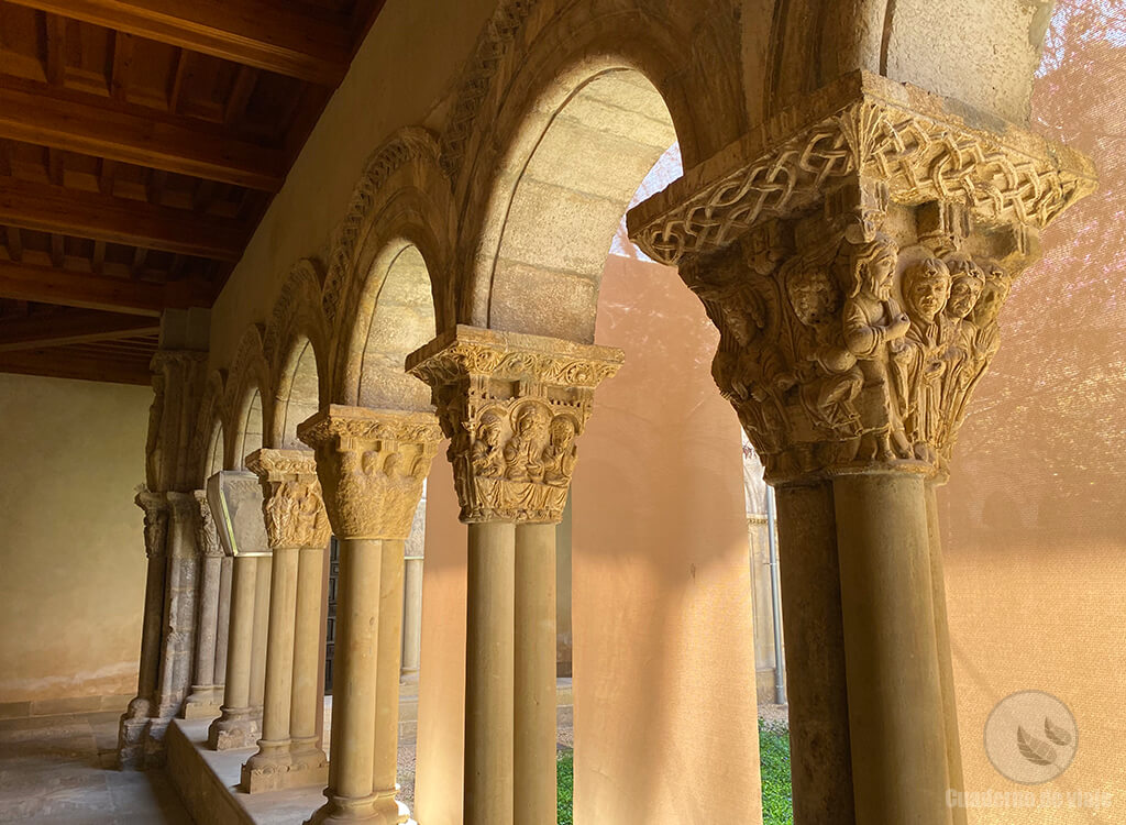 Claustro románico con el capitel de la 'Aparición de las tres Marias' a la derech Claustro románico con el capitel de la 'Aparición de las tres Marias' a la derecha