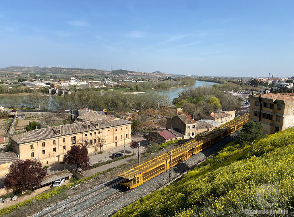Vistas desde cerro de Santa Bárbara, donde puede verse la huerta de la Mejana y el Puente sobre el Ebro Vistas desde cerro de Santa Bárbara, donde puede verse la huerta de la Mejana y el Puente sobre el Ebro