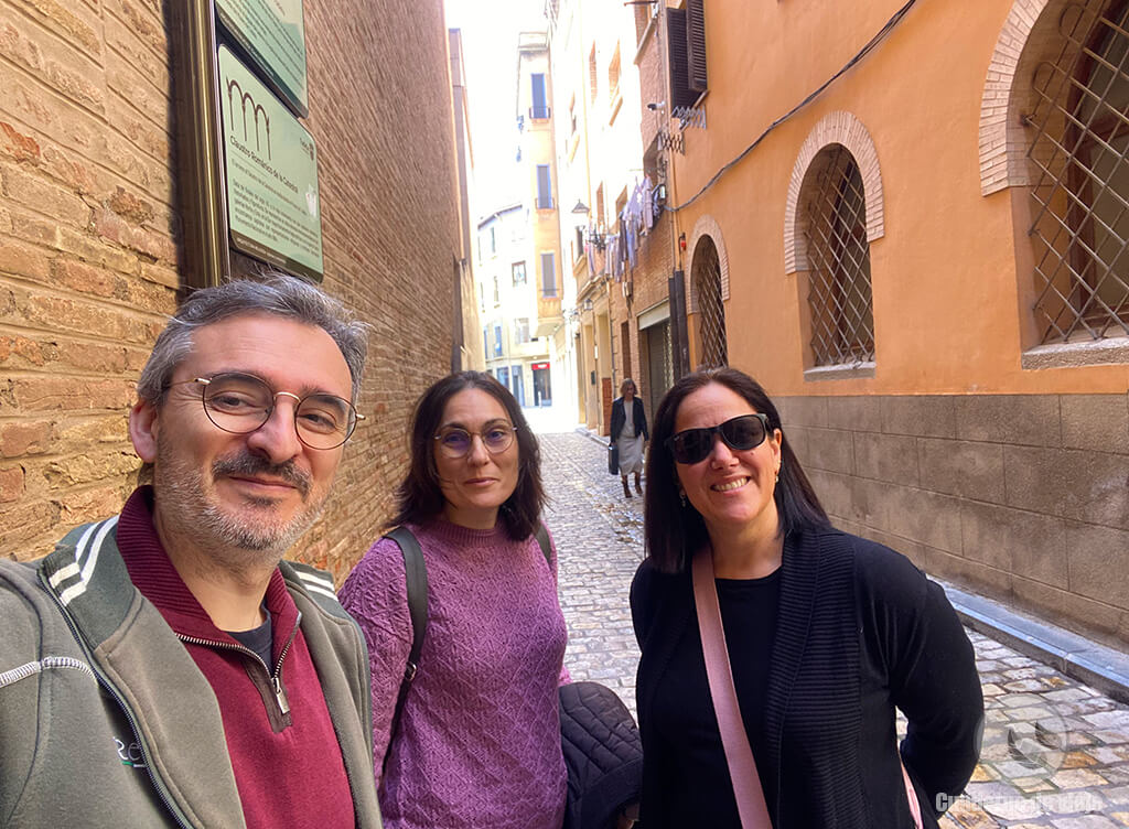 Con la estupenda Amaya Zardoya, guía y técnico del Museo de Tudela Con la estupenda Amaya Zardoya, guía y técnico del Museo de Tudela