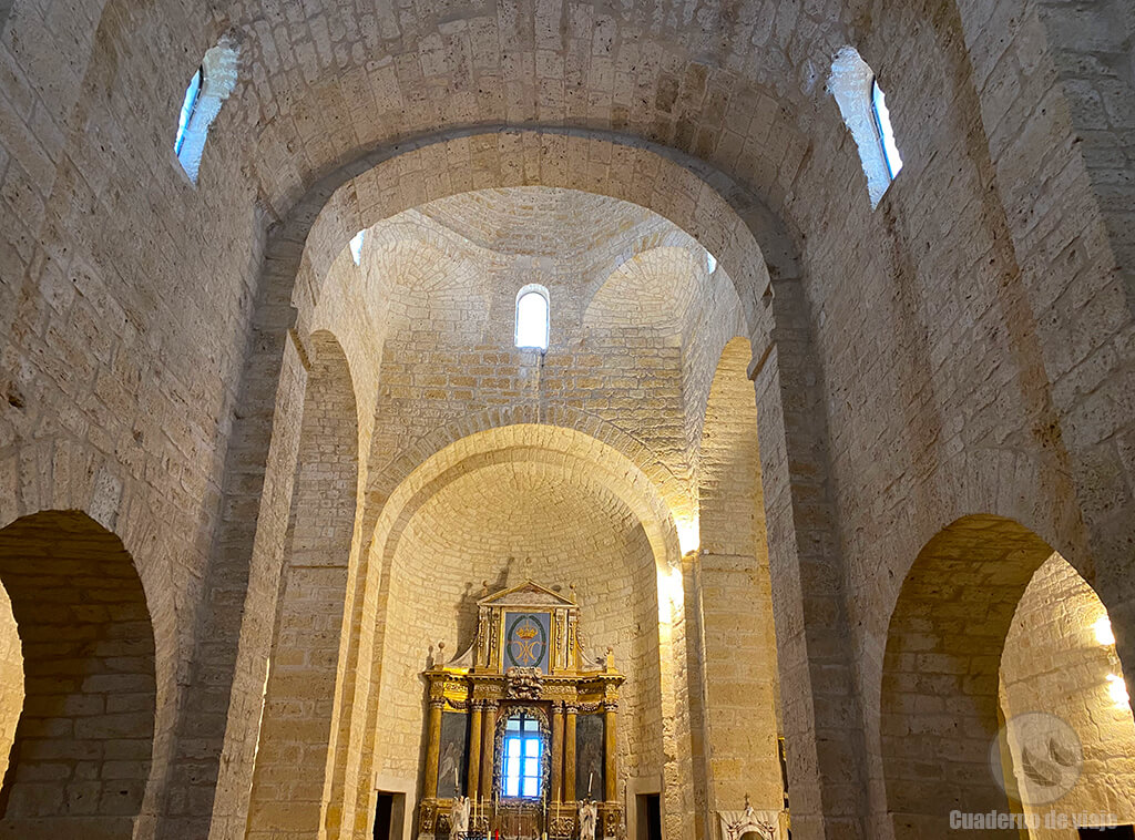 Interior de la románica ermita de Nuestra Señora de la Anunciada Interior de la románica ermita de Nuestra Señora de la Anunciada