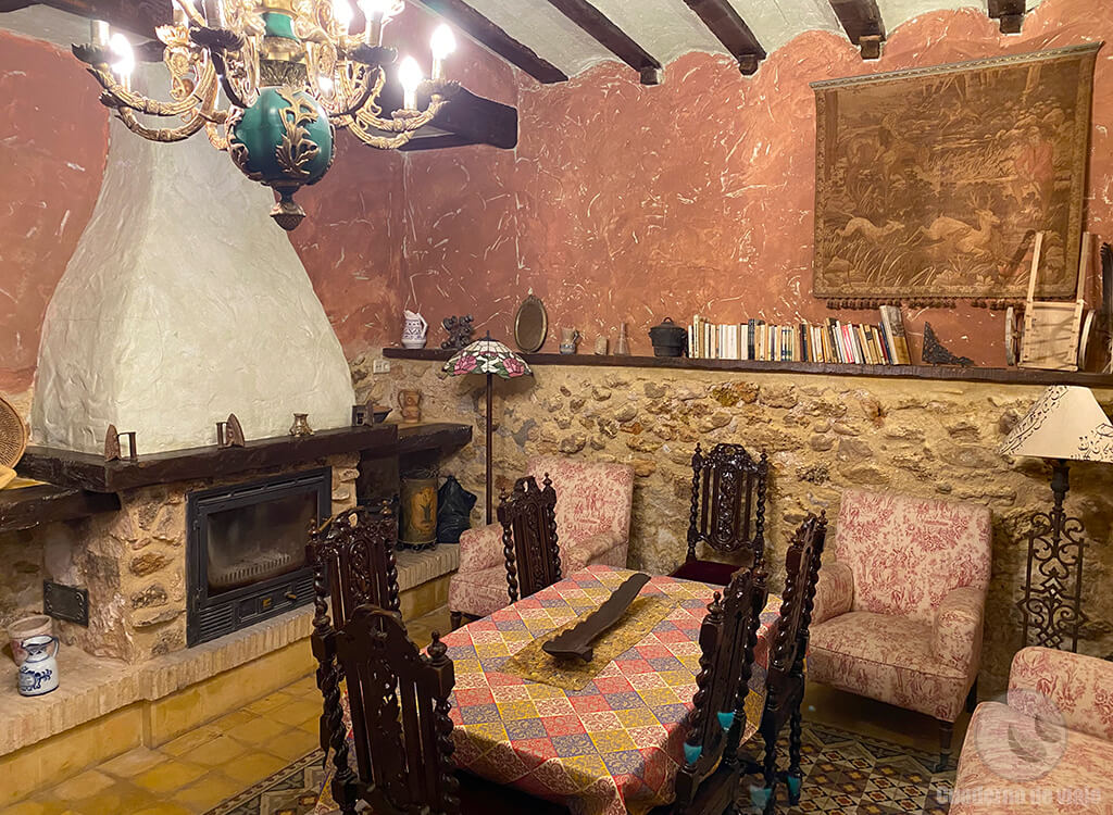Salón con chimenea y biblioteca de la planta baja Salón con chimenea y biblioteca de la planta baja