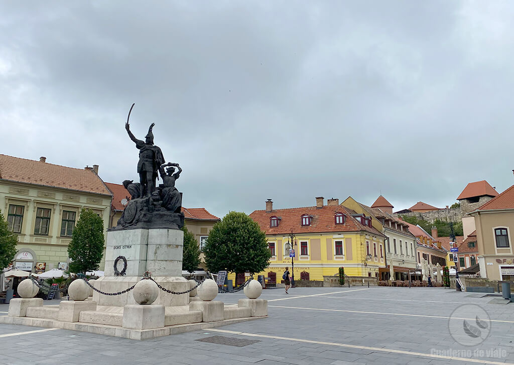 Plaza István Dobó con el castillo al fondo Plaza István Dobó con el castillo al fondo