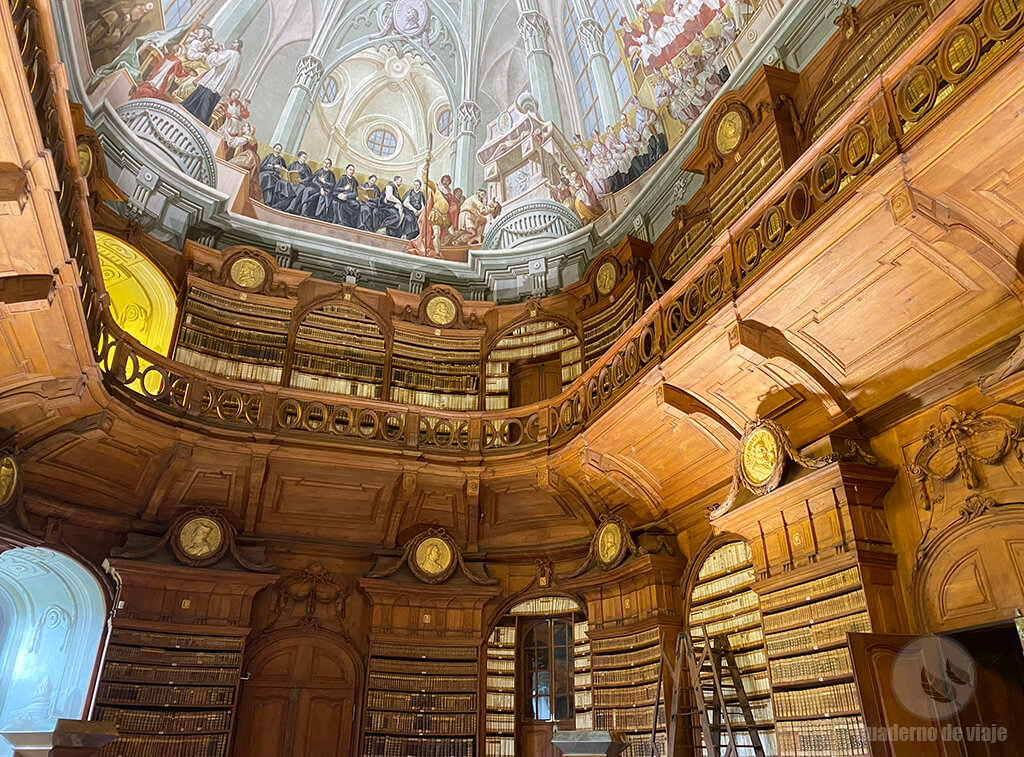 La preciosa Biblioteca Archidiocesana La preciosa Biblioteca Archidiocesana