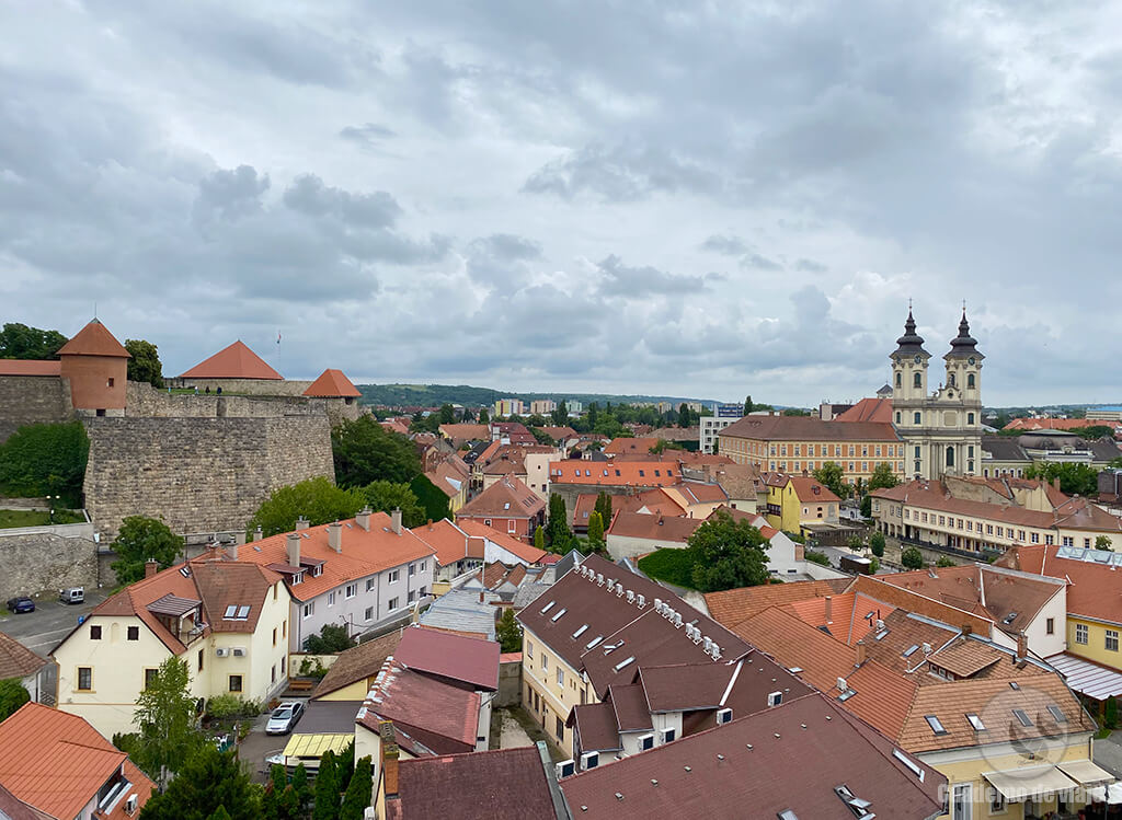 Vistas de Eger desde el minarete, con el castillo a la izquierda y la iglesia Minorita a la derecha Vistas de Eger desde el minarete, con el castillo a la izquierda y la iglesia Minorita a la derecha