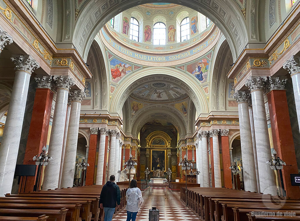 Interior de la Basílica de San Juan Apóstol Interior de la Basílica de San Juan Apóstol