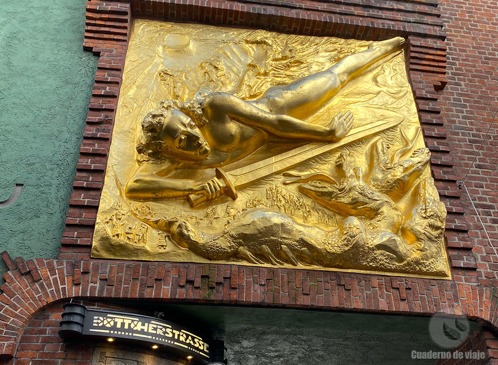 Bronce obra de Bernhard Hoetger en Böttcherstraße Bronce obra de Bernhard Hoetger en Böttcherstraße
