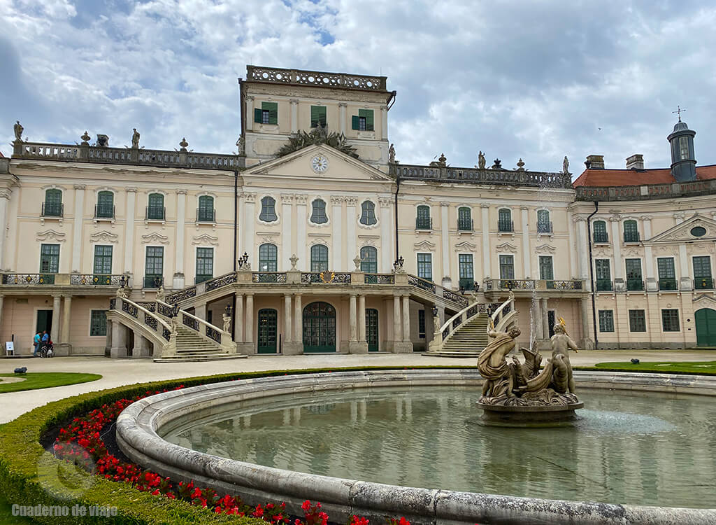 Patio y fachada principal del palacio de Esterházy Patio y fachada principal del palacio de Esterházy