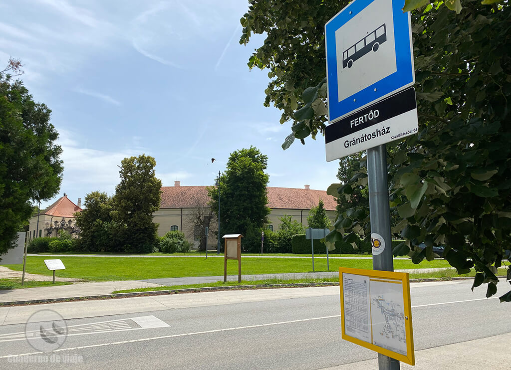 Parada de autobús con el palacio al fondo. Se puede llegar en autobús desde la ciudad de Sopron Parada de autobús con el palacio al fondo. Se puede llegar en autobús desde la ciudad de Sopron