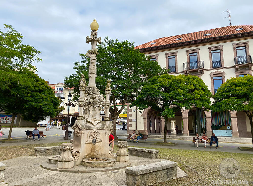 Fuente de los Tres Caños obra de Lluis Domenech i Montaner Fuente de los Tres Caños obra de Lluis Domenech i Montaner