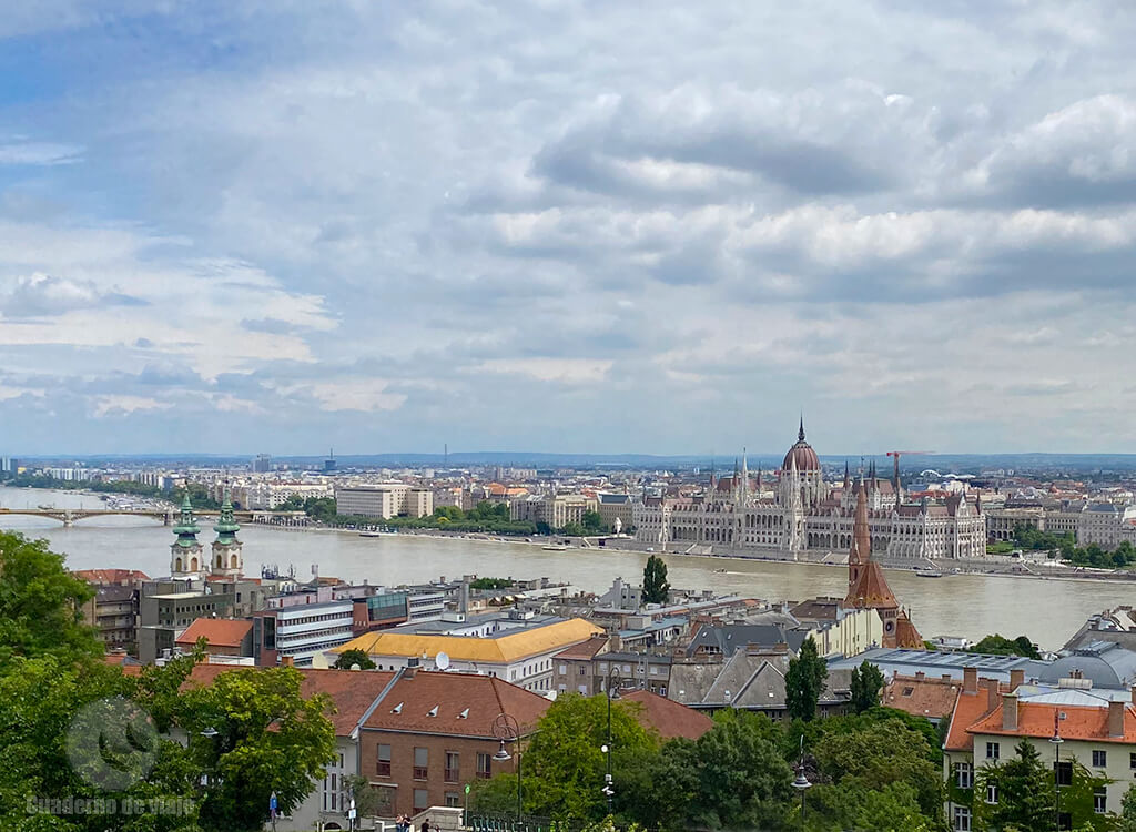 Vista de la espectacular ciudad de Budapest, con el parlamento a orillas del Danubio Vista de la espectacular ciudad de Budapest, con el parlamento a orillas del Danubio