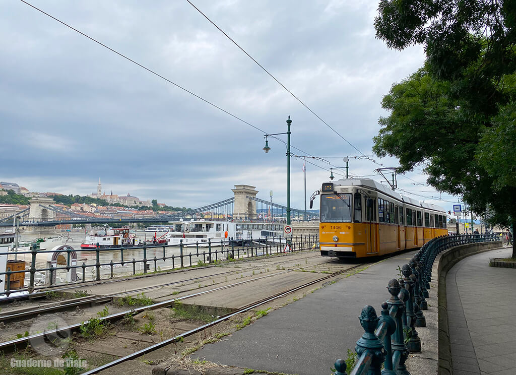 En Budapest la línea 2 de tranvía marcha en paralelo al Danubio En Budapest la línea 2 de tranvía marcha en paralelo al Danubio