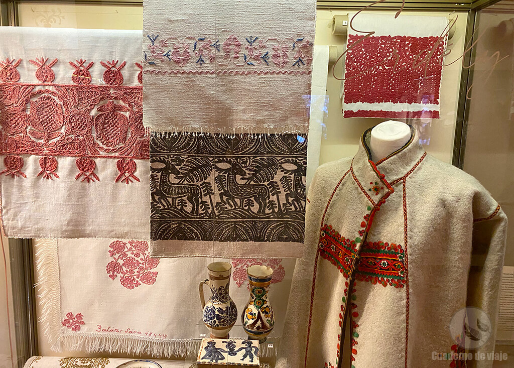 Bordados y trajes regionales de Transilvania (Museo Etnográfico de Eger) Bordados y trajes regionales de Transilvania (Museo Etnográfico de Eger)