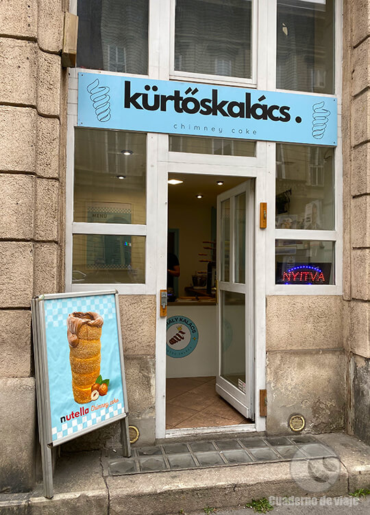 Puesto de kürtöskalács un dulce muy apreciado en Hungría Puesto de kürtöskalács un dulce muy apreciado en Hungría
