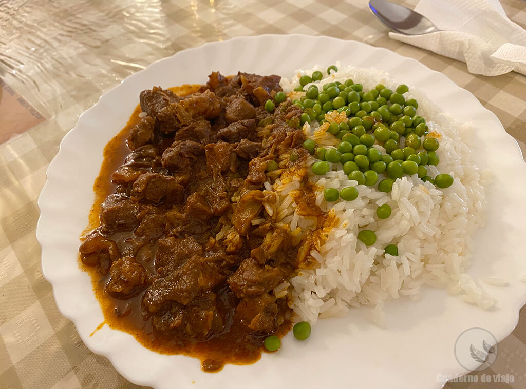 Plato de pörkölt con arroz, parecido al gulash pero sin sopa Plato de pörkölt con arroz, parecido al gulash pero sin sopa