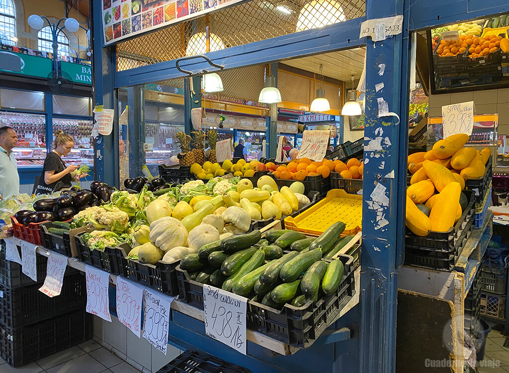 Puesto de verduras del mercado Central de Budapest Puesto de verduras del mercado Central de Budapest