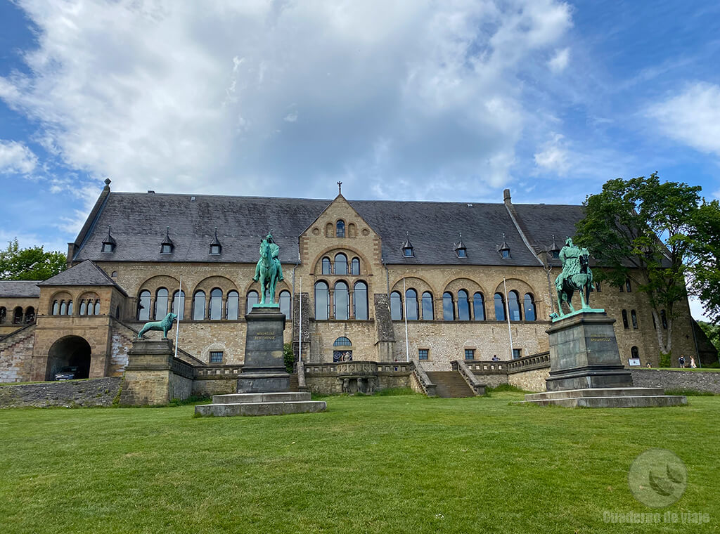 Palacio imperial de Goslar (orígenes siglo X reconstruido en el XIX), sólo a 2 km de las minas Palacio imperial de Goslar (orígenes siglo X reconstruido en el XIX), sólo a 2 km de las minas