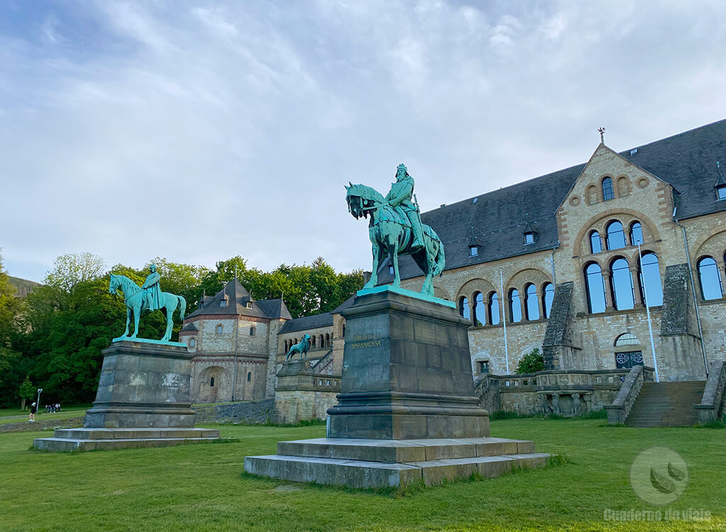 Estatuas de Federico Barbarroja y Guillermo I ante el Palacio imperial Estatuas de Federico Barbarroja y Guillermo I ante el Palacio imperial