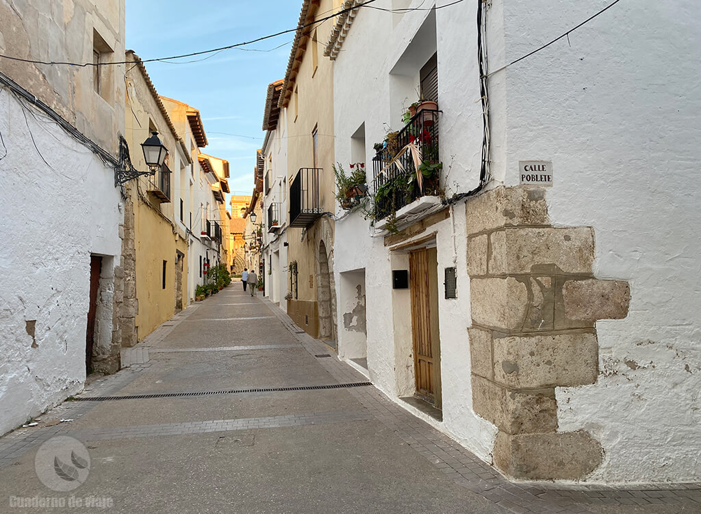 La bonita Calle del Cristo con la iglesia de Santa María al fondo La bonita Calle del Cristo con la iglesia de Santa María al fondo
