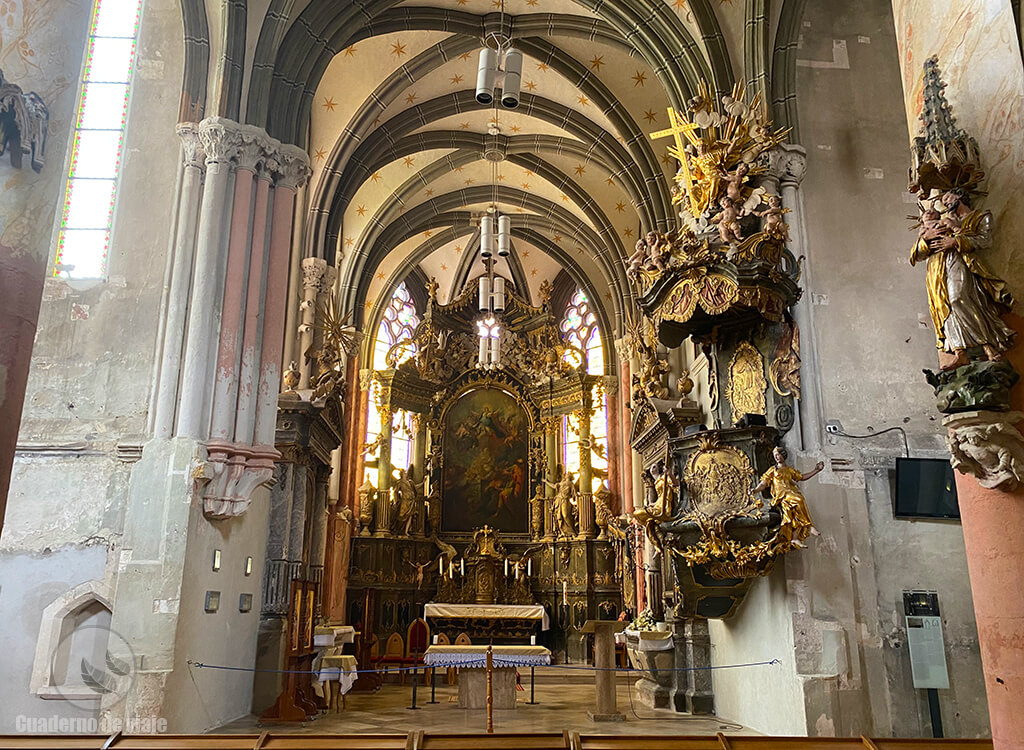 Interior de la Iglesia de la Cabra Interior de la Iglesia de la Cabra