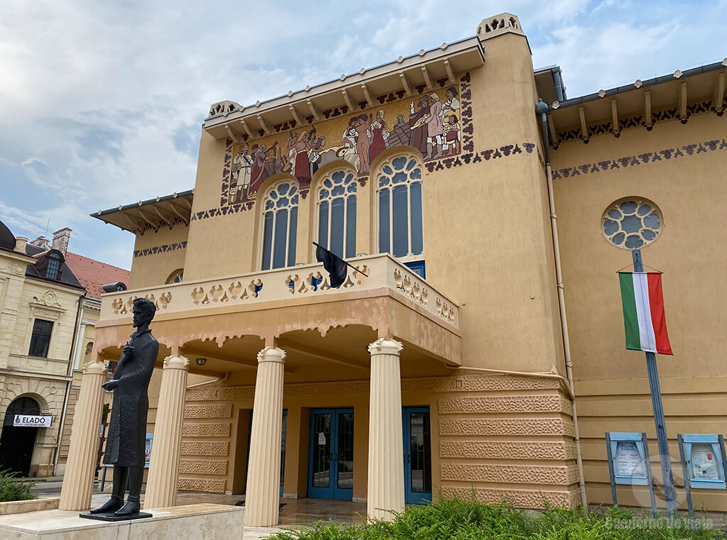 Teatro Petőfi de estilo modernista secesión húngara Teatro Petőfi de estilo modernista secesión húngara