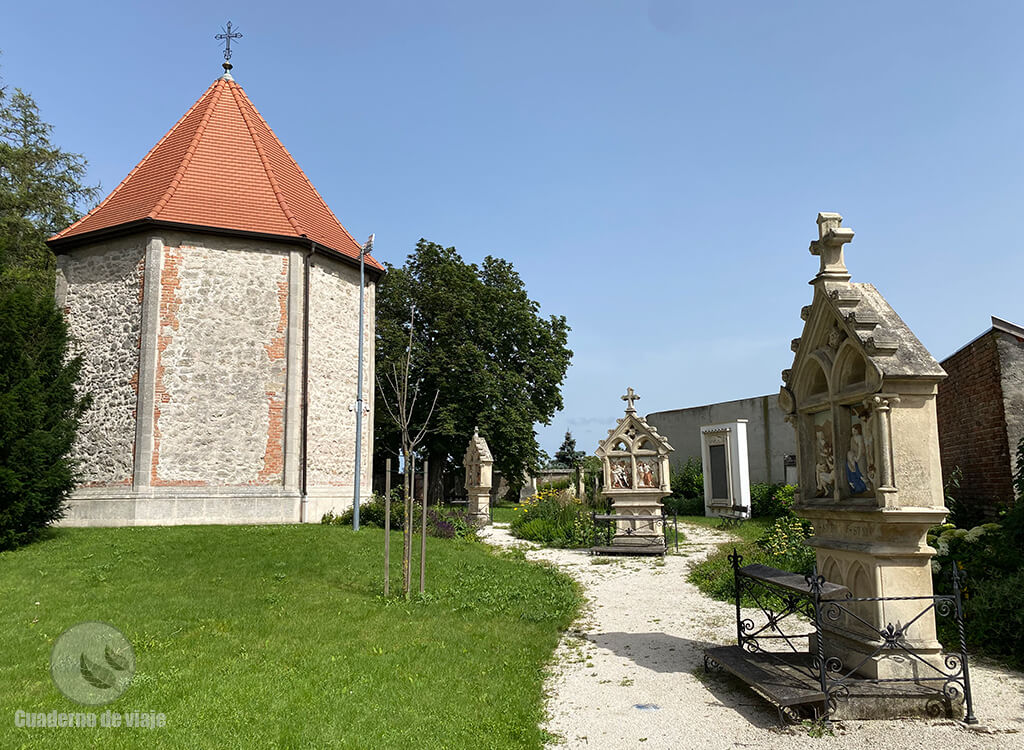 Capilla de Santiago y Calvario junto a la iglesia de San Miguel Capilla de Santiago y Calvario junto a la iglesia de San Miguel