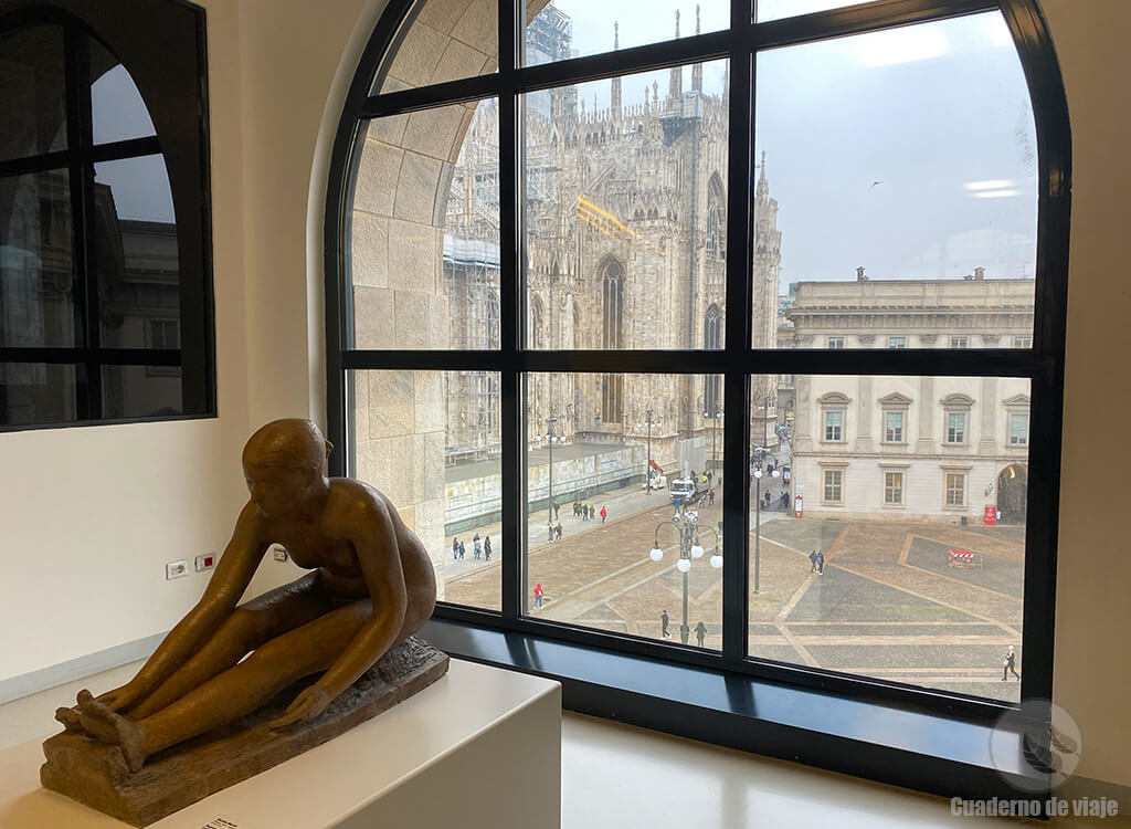 Escultura de Mario Marini (Museo del Novecento) con vistas al Duomo Escultura de Mario Marini (Museo del Novecento) con vistas al Duomo