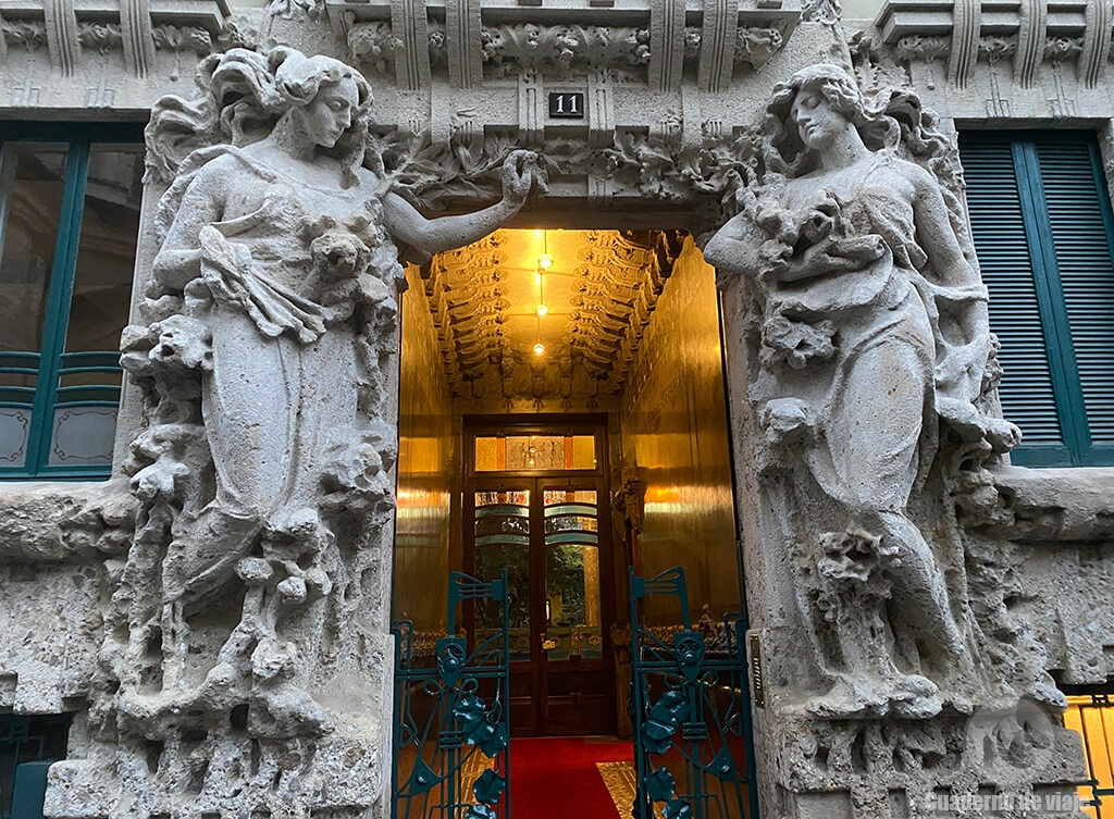 La espectacular entrada principal de la Casa Campanini (1904-1906) La espectacular entrada principal de la Casa Campanini (1904-1906)